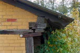 Gut Jersbek: Allee (3): Remise aus Fachwerk: Giebelseite, Detailaufnahme: Holzverbindungen Giebelbalken, Fußpfette, Ortgang