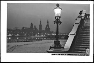 Dresden, Winternacht, Blick auf Altstadt und Augustusbrücke vom Neustädter Elbufer