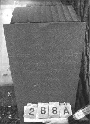 Grabstein 288 (Index: 99788088) Material: Sandstein Zustand: leicht beschädigt am Giebel Maße HxBxT: 158x61x20 cm Besonderheit: Schrift vergoldet: Grabstein 288A