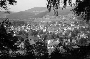 Gesamtansicht des Ortes Lenzkirch mit Blick auf den Hochfirst