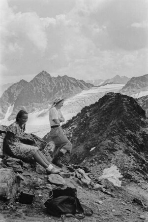 Portrait : Portrait zweier Frauen vor einem Alpenpanorama.