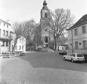 Buckow (Märkische Schweiz), Königstraße 57. Stadtpfarrkirche (nach 1686 Erneuerung, 1890/1891 Turm). Ansicht über den Marktplatz von Westen