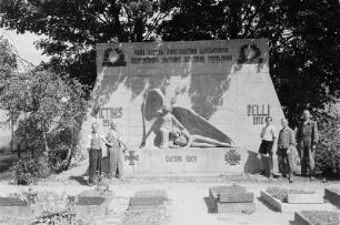 Fertigstellung des Denkmals, das von dem polnischen Kriegsgefangenen Romuald Zerych entworfen und ausgeführt wurde in Bautzen auf dem Taucherfriedhof. : Dozhotowjenje pomnik na Tuchorskim pohrjebnišću, naćisnjeny a zhotowjeny wot pólskeho jateho Romualda Zerycha.