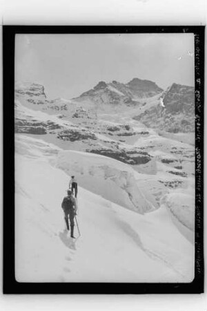 Blick auf den Eigergletscher und die Station Eigergletscher beim Marsch durch die Spalten der Jungfrau