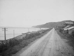 Straße an der Westküste zwischen Honto (heute Newelsk) und Maoka (heute Cholmsk) : Blick auf die Newelskoi-Bucht des Japanischen Meeres