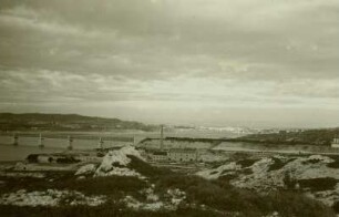 Frankreich, Martiques, Blick vom Bahnhof auf den Fischerort und Etang de Berre mit Eisenbahnbrücke