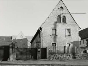 Pirna-Mockethal. Bauernhof, Am Rundling 12 : Pirna-Mockethal (Kreis Sächsische Schweiz). Bauernhof, Am Rundling 12. Wohnstallhaus. Straßenansicht mit Hofeinfahrt