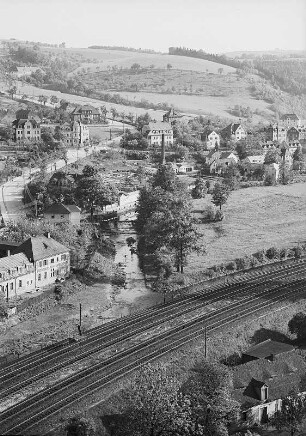 Deutschland. Ortsteilansicht. Blick über Eisenbahngleise