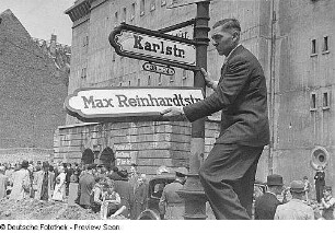 Ehrung für Max Reinhardt im Deutschen Theater Berlin und anschließende Straßenbenennung (Umbenennung der Karlstraße) : Festakt zur Straßenbenennung, Anbringung des neuen Straßenschildes