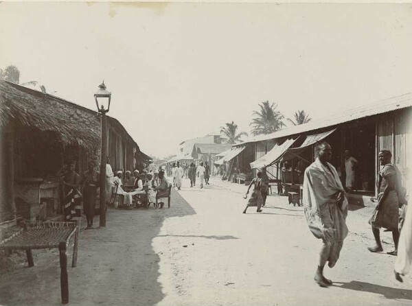 Straßenansicht mit Läden und regem Treiben