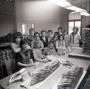 Gruppenbild im Papierwerk : Gruppenportrait von Laternen fertigenden Arbeiterinnen an ihrem Arbeitsplatz