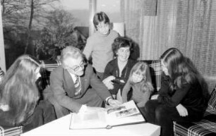 Säckingen: Wohnung; Wirtschaftsminister Eberle mit Familie; am Tisch (mit Fotoalbum)
