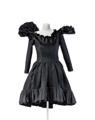 Schwarzes Cocktailkleid mit asymmetrischem Besatz