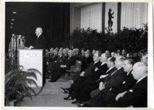 Konrad Adenauer spricht in Berlin über die Ergebnisse der Vier-Mächte-Konferenz