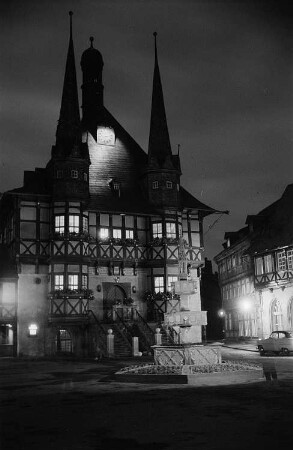Ansicht des Rathauses von Wernigerode bei Nacht