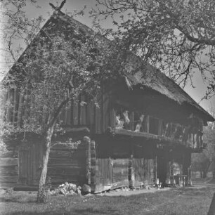 Strohgedecktes Blockhaus des Gehöftes Löwa in Burg-Kauper. : Ze słomu skryte kładźity twar Löwec statoka w Kupaŕskich Bórkowach.