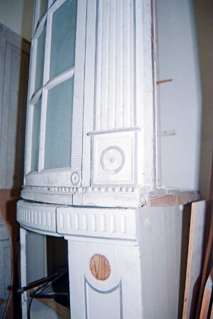 Schloss Ahrensburg: Innenansicht: Abstellraum: Eckvitrine, Detailaufnahme: August 1994
