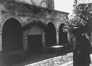 An der Moschee : Im Vorhof einer Moschee