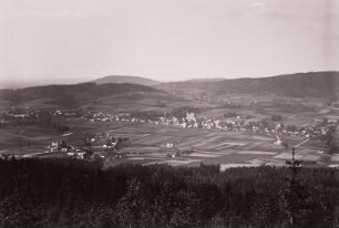 Ortsansicht gegen Herrnsberg, Drohmberg und Czorneboh (561 m) (vorn links: Siedlung Zieglertal)