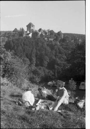 Burg: Schloss Burg, Vordergrund Familie beim Picknick