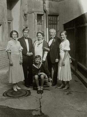 Kröber, Paul (Fotograf in Leipzig-Leutzsch), mit Familie anläßlich seiner Silberhochzeit