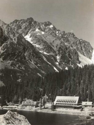 Hohe Tatra. Berghotel am Popradsker See gegen Popradsky hreben gegen Predna Basta (2366 m) und Satan (2432 m)