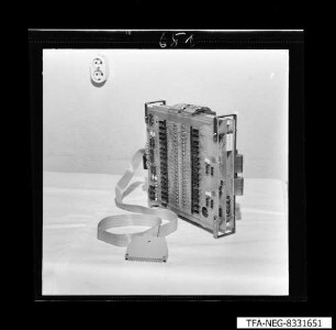 Rückseite eines Bauteil mit Paf-Platte und Computerkabel, Foto 1983