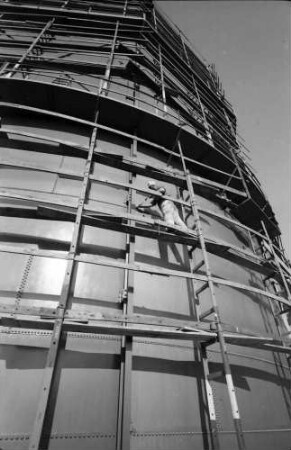 Freiburg: Anstreicher am Gasometer