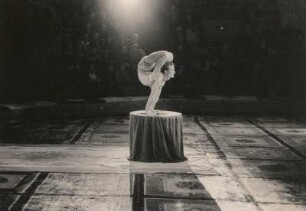 Moskau. Zirkus. Artist bei einer akrobatischen Vorführung