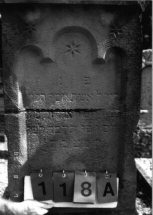 Grabstein 118 (Index: 99796768) Material: Sandstein Zustand: beschäd. , quer gebroch/repariert/Textverl Maße HxBxT: 173x62x21 cm Beschreibung: Volutenabschl. m. Mittelakroter, Schrift eingetieft m. dreibogig. Abschl. , Stele Symbolik: Voluten, Blätter, Blüten, Sternchen: Grabstein 118A