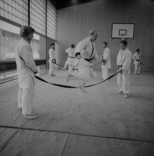 Goslar, Marienburger Straße 54. Judo-Karate-Club Sportschule Goslar eV. Gymnastikprogramm der Judoka. Sportler beim Seilspringen zur Stärkung der Fußgelenke und Beinmuskulatur sowie der Schnelligkeit