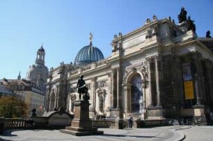 Dresden-Altstadt, Georg-Treu-Platz. Ausstellungsgebäude des Sächsischen Kunstvereins (1890-1895; K. Lipsius). Ostseite, von der Brühlschen Terrasse gesehen mit Semperdenkmal