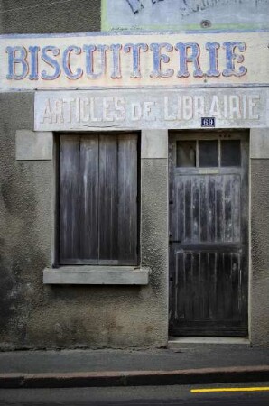 Frankreich. Bretagne. Cotes d Armor. Cote Granit Rose. Perros Guirec. Alte Hausfassade geschlossen