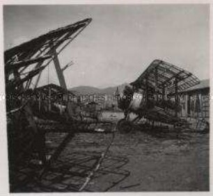 Wehrmachtssoldaten, Feldflughafen, Zerstörte griechische Flugzeuge in Thessaloniki