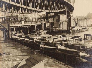 Hochbahn am Baumwall mit der Speicherstadt im Hintergrund