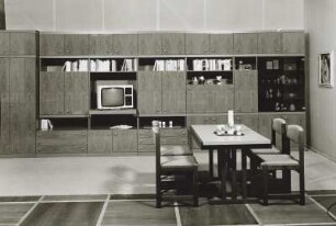 Anbauwand : Wohnzimmermöbel. Anbauwand (1978; VEB Möbelkombinat Eisenberg) und Eßtisch mit vier Stühlen