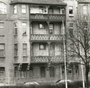 Cottbus, Karl-Marx-Straße 15. Wohnhaus (A. 20. Jh.). Seitenfront mit Loggien (Teilansicht)