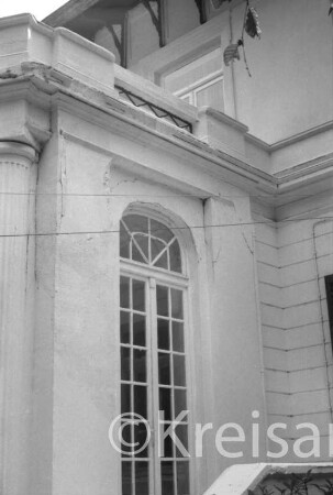 Parkhotel Manhagen: Gartenfront: Detailaufnahme: Schäden an Fassade