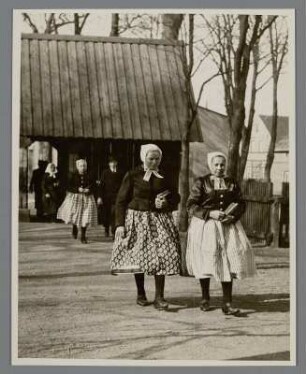 Niederschlesien. Schleife (Oberlausitz). Sorbische Frauen folgen einer alten Tradition und gehen in Tracht zur Kirche