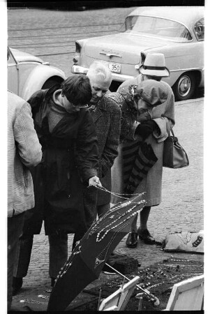 Kleinbildnegativ: Kreuzberger Bildermarkt, Kreuzbergstraße, 1964