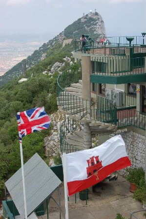 der "Upper Rock" mit Aussichtsplattform, Fahnen von Gibraltar und England