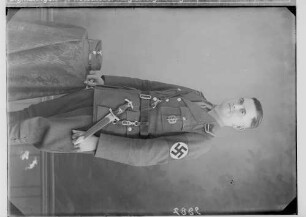 Mann in SA-Uniform mit Dolch (Sturmmann)