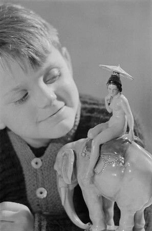 Porträt eines Jungen ( Lothar) mit einer Porzellanfigur