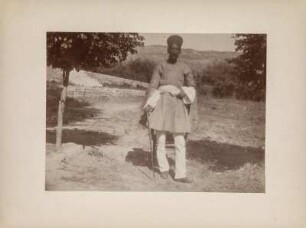 Wali Gulâm Risâ Chân : Der Stammesführer Gulâm Risâ Chân der Luren im Garten seines Kastells zu Deh Bala.