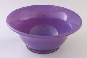 Kelchgeförmte Schale aus violett gefärbtem Glas