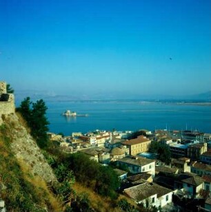 Nauplia. Blick auf die Unterstadt und die Insel Burtsi