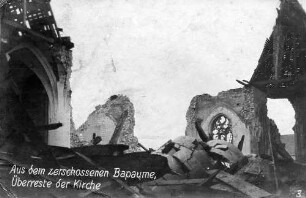 Aus dem zerschossenen Bapaume, Überreste der Kirche [Postkarte des Leutnant der Reserve K. - F. Grossmann, 7/R119 - 26. Reserve-Division, an den Gefreiten der Reserve Felix Grossmann, 3/R 56, 121. Infanterie-Division]