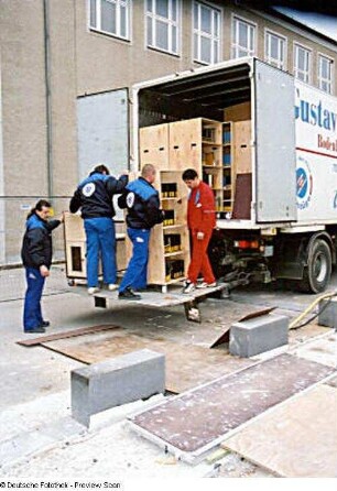 Ankunft der Umzugswagen mit den fahrbaren Buch-Transportbehältern am Neubau der Zentralbibliothek
