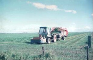 Fotografie: Futterernte, Fütterungstechnik, Grünfutter, Frontmähwerk, Systemtraktor, Ladewagen