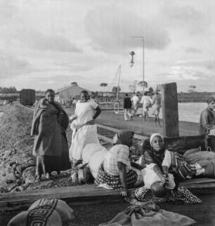 Frauen am Hafen : Vier Frauen am Kai des Hafens von Bell
